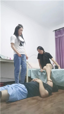 【瑞吉娜】双S姐妹花脏鞋臭脚丫虐奴【双视角版】