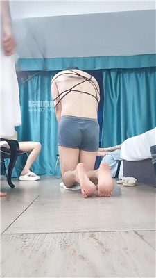 【沐沐】捆绑小白鞋玉足虐贱奴