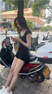 【素人挖掘机】揪耳朵抽耳光-小白鞋船袜辱