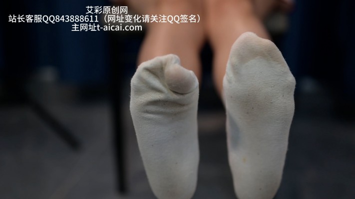 女神穿了一周的超重口臭棉袜羞辱除臭，脚耳光