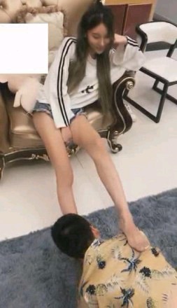 【调教视频】小贝，想舔脚吗贱狗(tj)踩踏 鞭子（无声）
