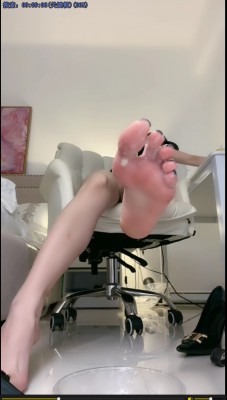 美女口嚼香蕉再脚踩喂你吃  JS251029~7BP