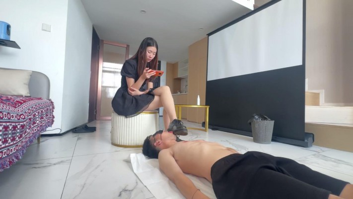 【黑丝诱惑】小护士燕燕原味脏马丁鞋舔干净 YC-251025BP