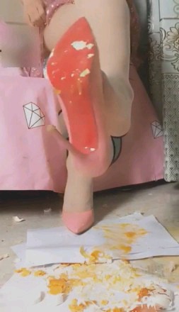 【调教视频】兔粉粉暴踩狗蛋