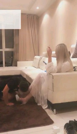 【调教视频】【国民queenS】狗奴当脚垫按摩机伺候主子