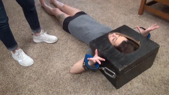 金发美女调教母狗强迫闻原味运动鞋白嫩裸足美脚 JS251108~4BP