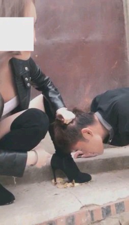 【调教视频】【双子姬】野外踩汉堡皮带打强迫