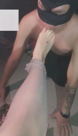 【调教视频】【芷晴女s】网吧后继套路隔壁纹身哥（2）