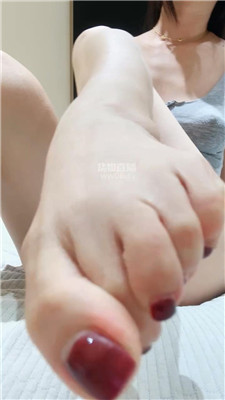 【伊柔】真空裸足胯下诱惑视角    251114-26BP