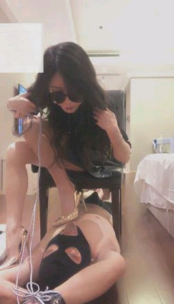 【调教视频】【歌迪丝S】绑着贱狗扔椅子下伺候【完整版】