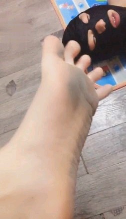 【调教视频】悦耳-学习学习我的狗是怎样舔脚的