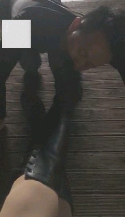 【调教视频】【苏墨墨】路边遛狗，脏鞋底