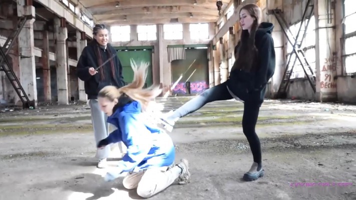 Avril废弃厂房惨遭暴揍！踩头舔脏鞋底，沦为烟灰缸！bf59125BP