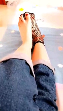 【调教视频】冰冰-阔腿牛仔裤加渔网袜诱惑死贱狗