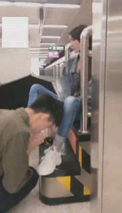 【调教视频】【芷晴女s】刺激！真实地铁站调教贱狗