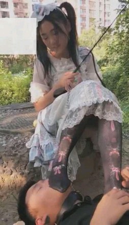 【调教视频】【苏墨墨】萝莉小区楼下遛狗踩踏