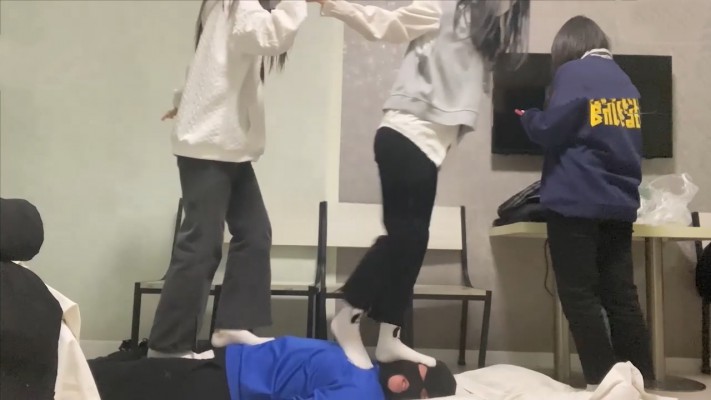 三个素人女孩的人体擦鞋机 ACYC-2839BP