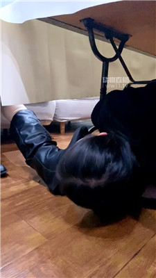 【南烟】闺蜜桌底喂食训母狗