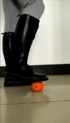 长靴踩橙子  JS251226~7BP