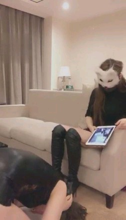 【调教视频】【妆主大大】严刑逼供犯贱母狗