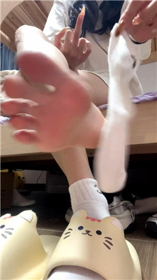 【婉婉】垃圾桶滚进来    260207-23BP