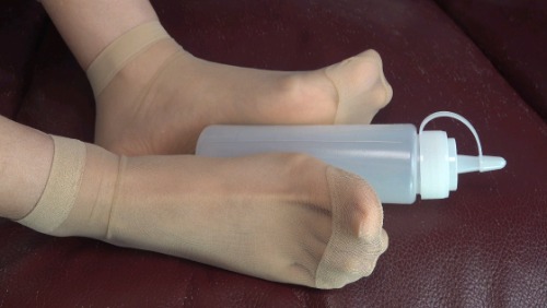 【南国足艺】婵婵的肉丝脚踩着这个东东，你能幻想到什么？！