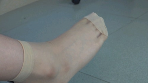 【南国足艺】无意识偷拍角度 小美女静儿肉丝帆布鞋诱惑，脱了鞋子放松丝袜脚