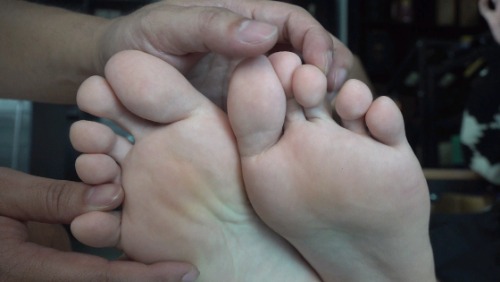 【南国足艺】绝色美女思薇和美琪，无意识玩脚，随意抚摸，颜值太美了！