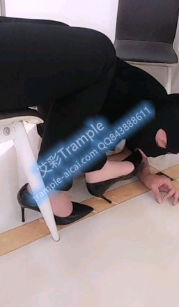 【调教视频】瑞雪S-电脑桌下的贱狗