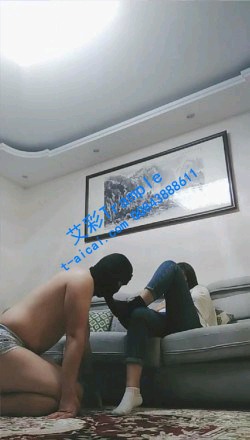【调教视频】【伍月情侣】女主舔脚，舔鞋场