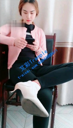 【调教视频】奈奈s-口嚼踩踏面包给狗狗吃