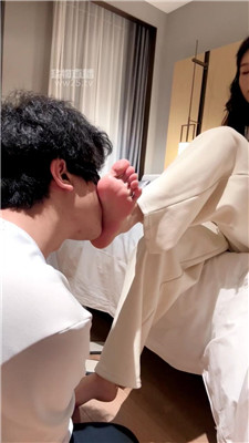 【糖糖子】玉足踩踏喂食场