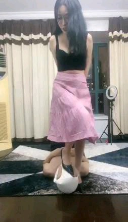 伊茜S钻红裙子里的世界爽死了