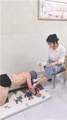 【荷花会所】精神小妹重度虐打刑M