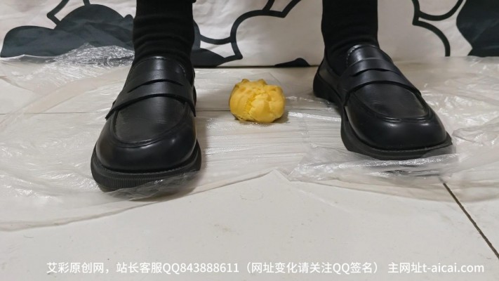 泡芙从制服皮鞋重踏到光脚慢玩全部化成脚底污渍 YC-260616-6BP