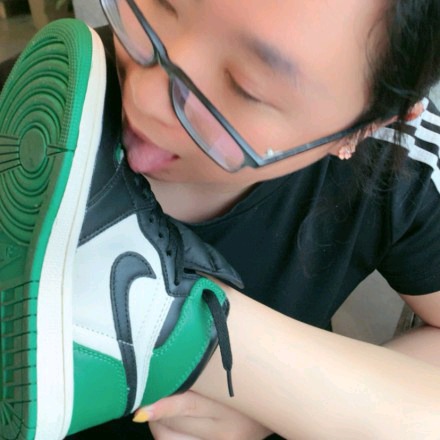 歌迪丝S穿着AJ踩我三婶